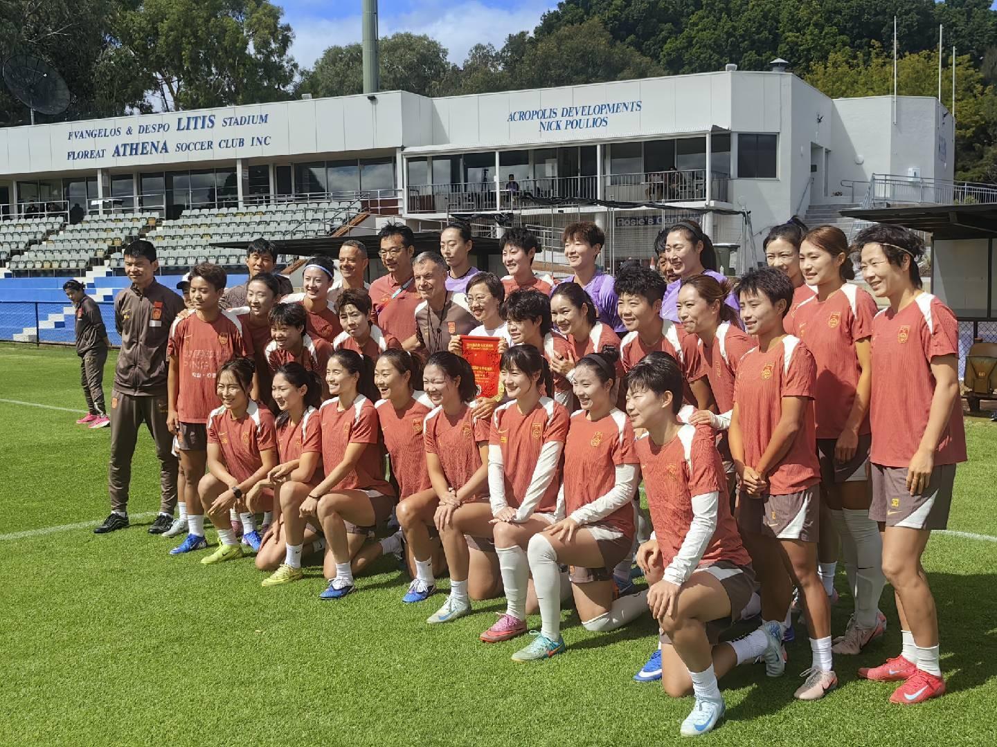 中国驻珀斯总领事前来探望女足;陈巧珠恢复合练
